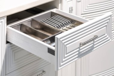 çekmece tabak içinde modern bir mutfak