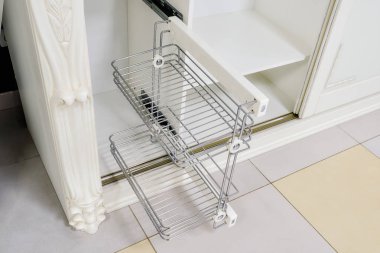 Ayakkabılar dolapta saklamak için aksesuar.