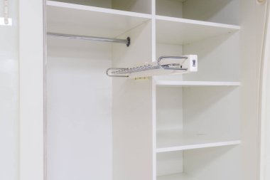 Dış giyim Sürgülü Dolap içinde saklamak için aygıt.