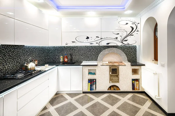Дизайн Интерьера Чистая Современная Белая Кухня Окрашенными Дверями — стоковое фото