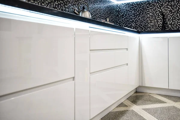 Дизайн Интерьера Чистая Современная Белая Кухня Окрашенными Дверями — стоковое фото