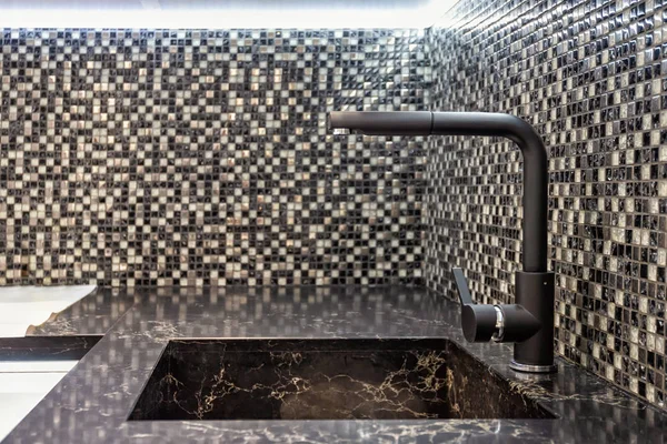 Modern Mutfak mobilya. Doğal bir taş lavabo.