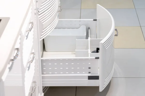Laci Dengan Piring Dapur Modern — Stok Foto