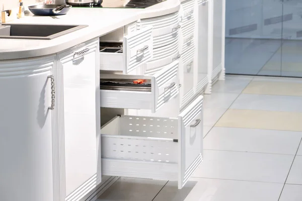 Laci Dengan Piring Dapur Modern — Stok Foto