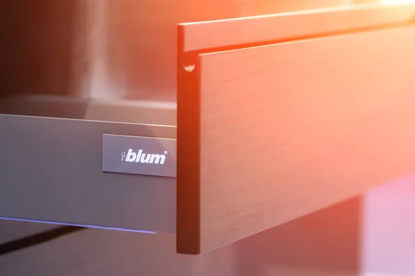 Cernivtsi/Ukrayna - 12.20.2018: klasik kolları yerine çentikli groove ile mutfak dolapları.