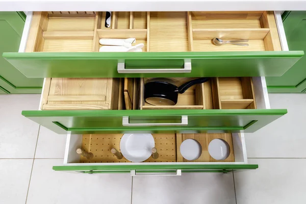 Dapur Furnitur Hijau Dengan Laci Terbuka — Stok Foto