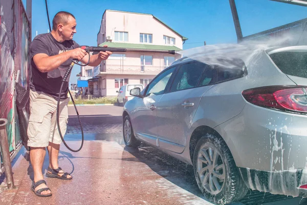 Oto yıkama self-servis. Sahibinin arabasını yıkar.