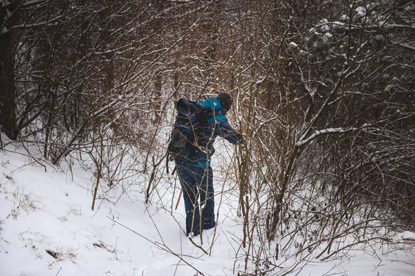 Człowiek Porusza Się Zimowym Lesie — Zdjęcie stockowe