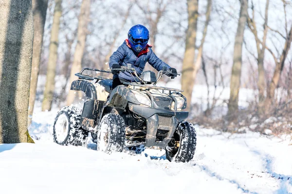 Podróże Zimą Atv Piękna Zima Natura — Zdjęcie stockowe