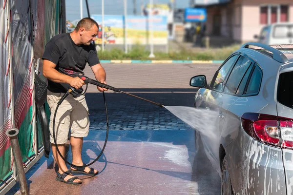 Oto yıkama self-servis. Sahibinin arabasını yıkar.