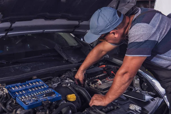 Araba servisi çalışan Araba arızası tanılar.