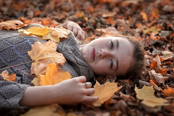 güzel kız öğrenci sonbahar parkta yürüyor.