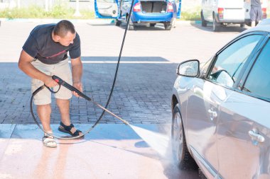 Oto yıkama self-servis. Sahibinin arabasını yıkar.