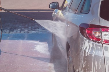 Oto yıkama self-servis. Sahibinin arabasını yıkar.