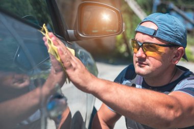 Araba boyasının kalınlığı boya kalınlığı ölçüsüyle ölçülüyor.