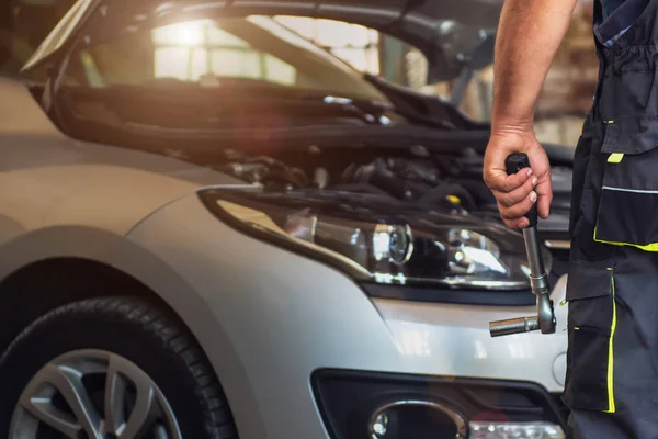 Araba servisi çalışan Araba arızası tanılar.