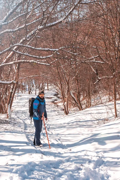 Hombre Viaja Hermosa Naturaleza Invierno — Foto de Stock