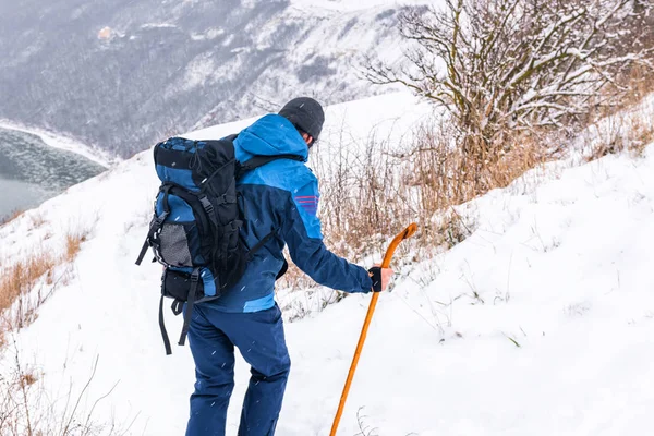 Een Man Rijdt Een Winterdag Langs Rivier Dnjestr — Stockfoto