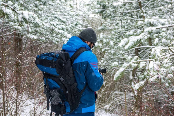 Człowiek Porusza Się Zimowym Lesie — Zdjęcie stockowe