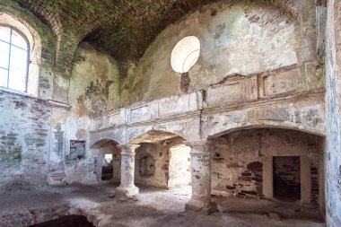 Chervone eski bir kilise kalıntıları. Ukrayna