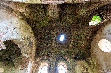 Chervone eski bir kilise kalıntıları. Ukrayna