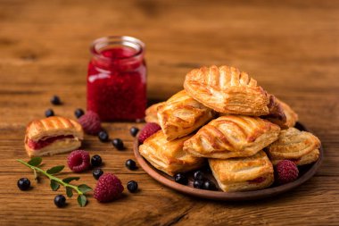 Ahududu reçeli ile taze lezzetli hamur işleri.