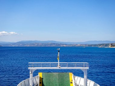 .Hac için Mount Athos feribotla müminlerin. Güzel güneşli, açık gün.
