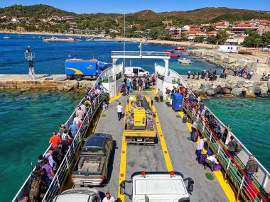 09.20.2018 - Ouranopolis / Yunanistan: Athos Dağı'na feribotla inananların hac yolculuğu. Güzel güneşli, berrak bir gün.