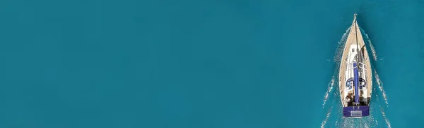 . Açık denizde yukarıdan yat güzel fotoğraf.