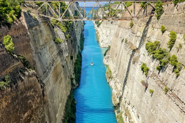 .Bir yaz günü Yunanistan'da Corinth Kanalı.