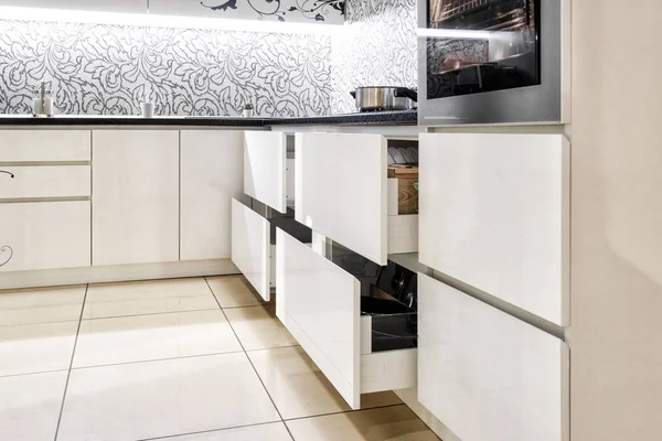 Открытый Кухонный Ящик Кухня Традиционном Стиле Деревянным Белым Фасадом — стоковое фото