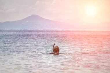 .Gün batımını arka planda sualtı avcısı.