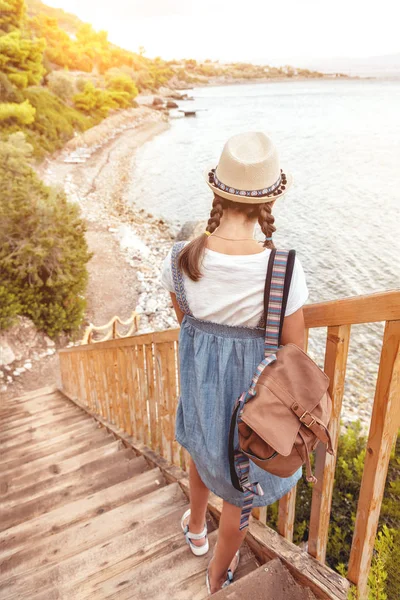 沿着地中海沿岸旅行的年轻美丽的女孩 — 图库照片