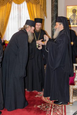 İsrail / Jerusalem - 03/23/2016: Ortodoks Hıristiyanlar bir grup Kudüs Patriği Theophilus III resepsiyonda.