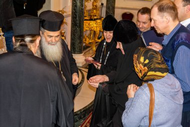 İsrail / Jerusalem - 03/23/2016: Ortodoks Hıristiyanlar bir grup Kudüs Patriği Theophilus III resepsiyonda.