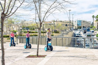 İsrail / Jerusalem - 03/23/2016: tur grup hamle şehir etrafında hoverboard segway