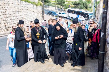 İsrail / Jerusalem - 03.23.2016: Ortodoks turist Kutsal türbe kiliseye VIA Dolorosa yürüme.