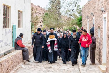 Sina / Mısır - 03/2/2016: St Catherine Manastırı. Bu manastırda yanan çalı büyük kutsal tapınak vardır. İncil'deki tapınak ibadet için bir grup Ortodoks Hacı geldi.