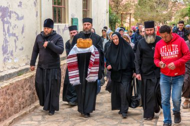 Sina / Mısır - 03/2/2016: St Catherine Manastırı. Bu manastırda yanan çalı büyük kutsal tapınak vardır. İncil'deki tapınak ibadet için bir grup Ortodoks Hacı geldi.