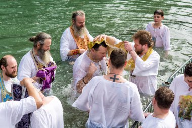 .İsrail / Ürdün Nehri - 03.26.2016: Kuzey İsrail (vaftiz sitenin Yardenit Ürdün nehrinde vaftiz töreni sırasında Hıristiyan hacılar).