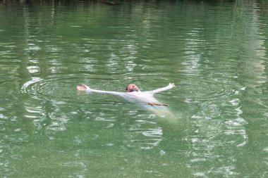 .İsrail / Ürdün Nehri - 03.26.2016: Kuzey İsrail (vaftiz sitenin Yardenit Ürdün nehrinde vaftiz töreni sırasında Hıristiyan hacılar).
