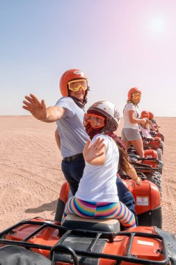 Mısır / Hurghada - 01/05/2016: mutlu insanlar bir grup binmek çölde quad Bisiklet.