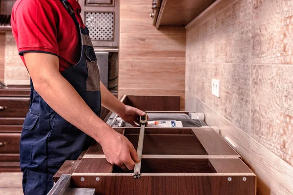 Mladý Dělník Montáž Moderní Kuchyňský Dřevěný Nábytek — Stock fotografie
