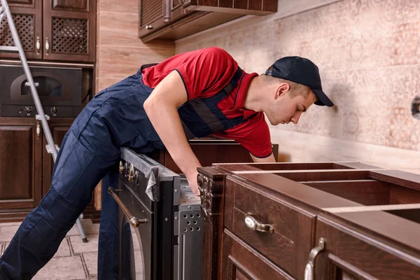 Profesyonel alt montaj fırın. Mutfak mobilya montajı.