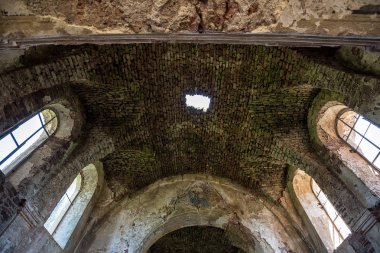 Chervone eski bir kilise kalıntıları. Ukrayna