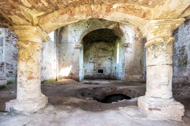 Chervone eski bir kilise kalıntıları. Ukrayna