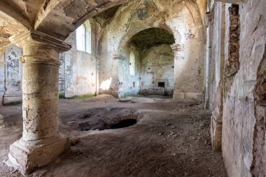 Chervone eski bir kilise kalıntıları. Ukrayna