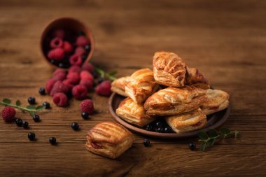 Ahududu reçeli ile taze lezzetli hamur işleri.