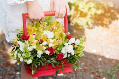 Çiçek güzel bir kompozisyon onun elinde tutan bir kız