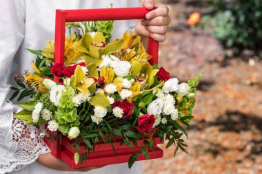 Çiçek güzel bir kompozisyon onun elinde tutan bir kız